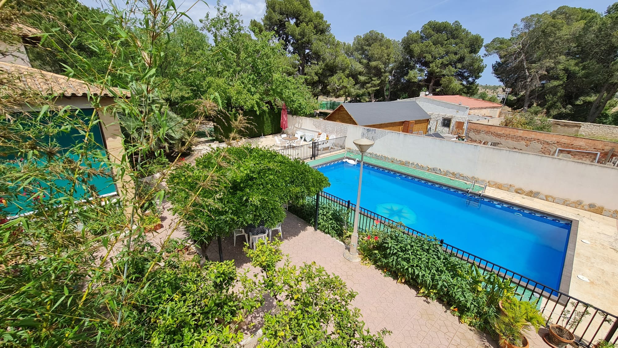 Characterful house with guesthouse for sale near MonóvarJust a short walk from the charming town of