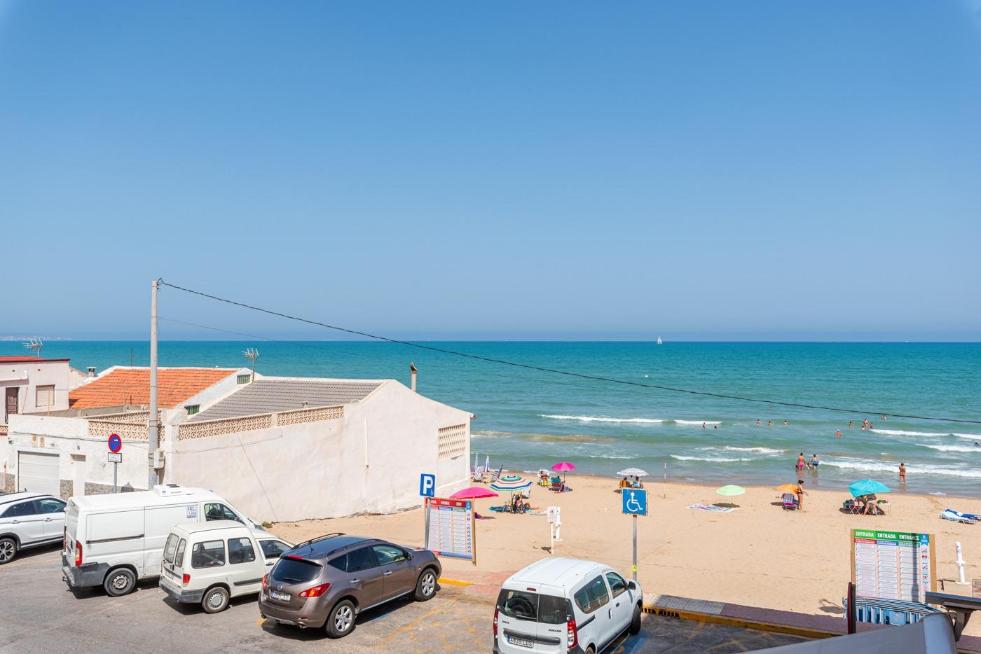We present to you this exclusive renovated apartment with sea views located in Guardamar del Segura,
