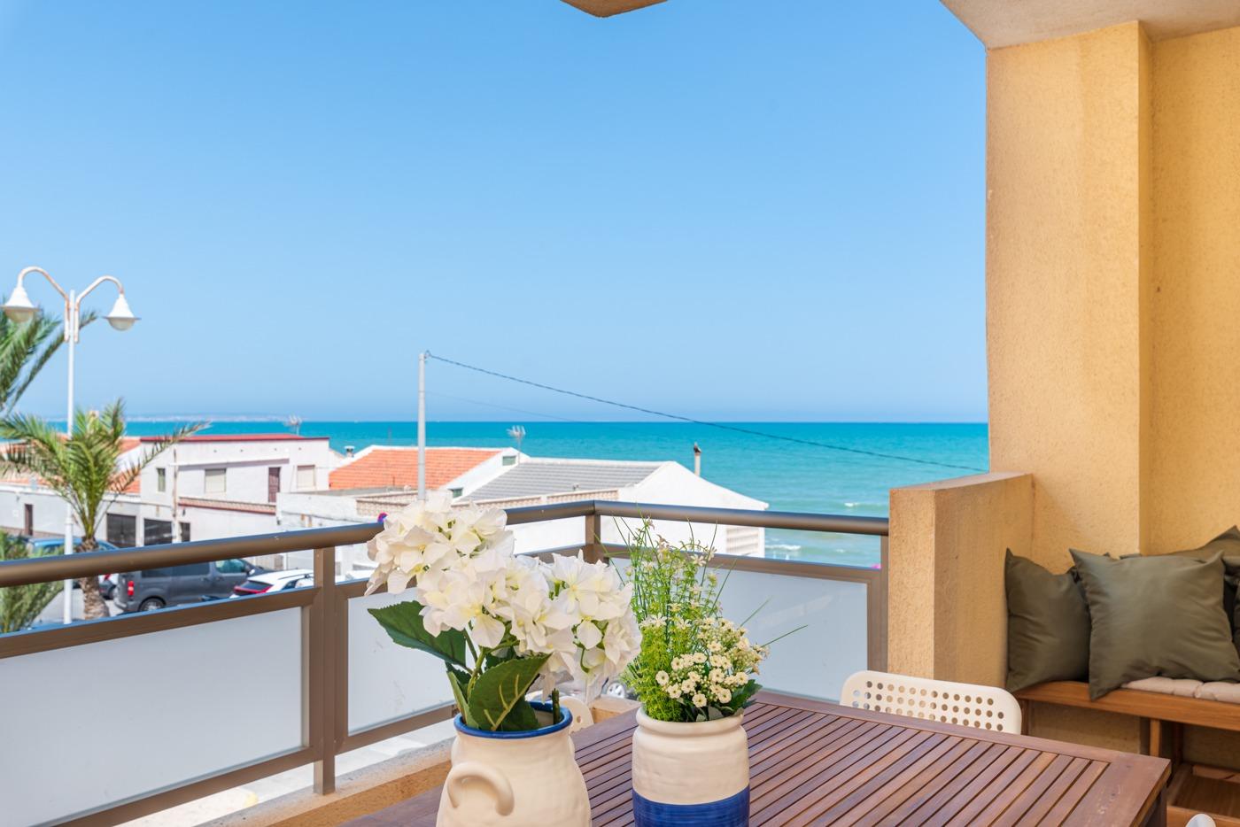 We present to you this exclusive renovated apartment with sea views located in Guardamar del Segura,