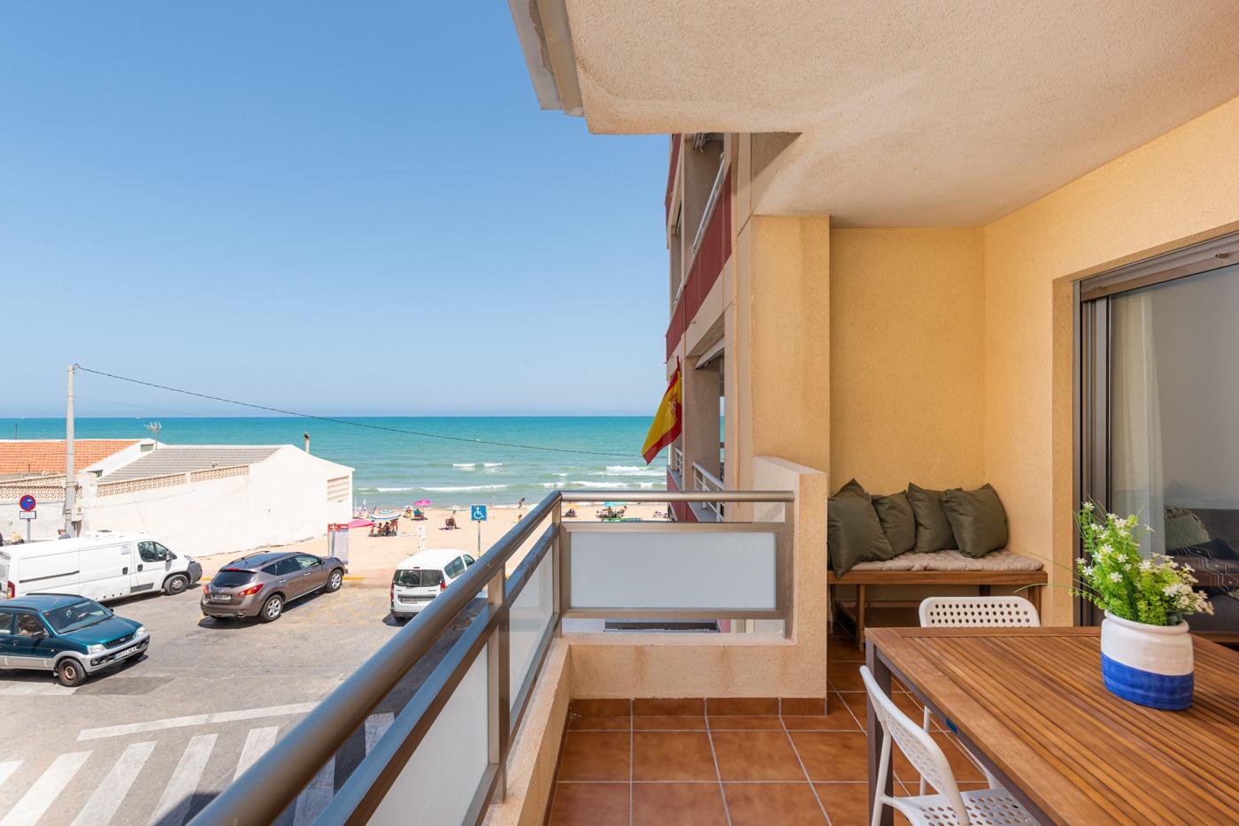 We present to you this exclusive renovated apartment with sea views located in Guardamar del Segura,