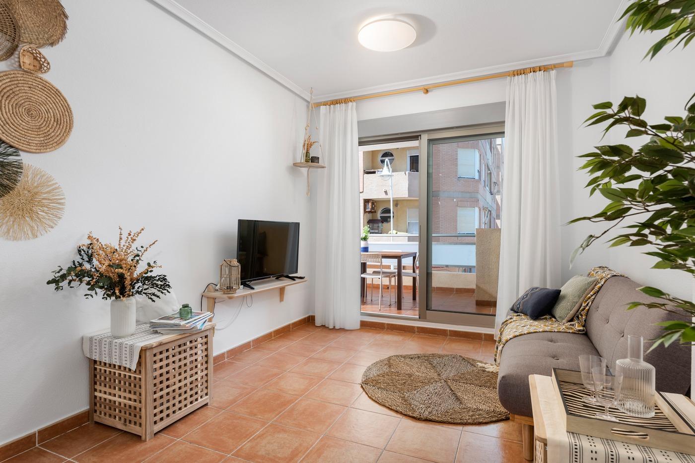 We present to you this exclusive renovated apartment with sea views located in Guardamar del Segura,