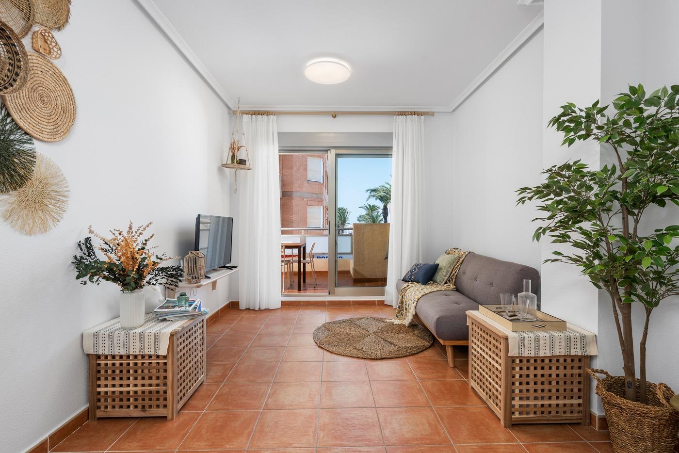 We present to you this exclusive renovated apartment with sea views located in Guardamar del Segura,