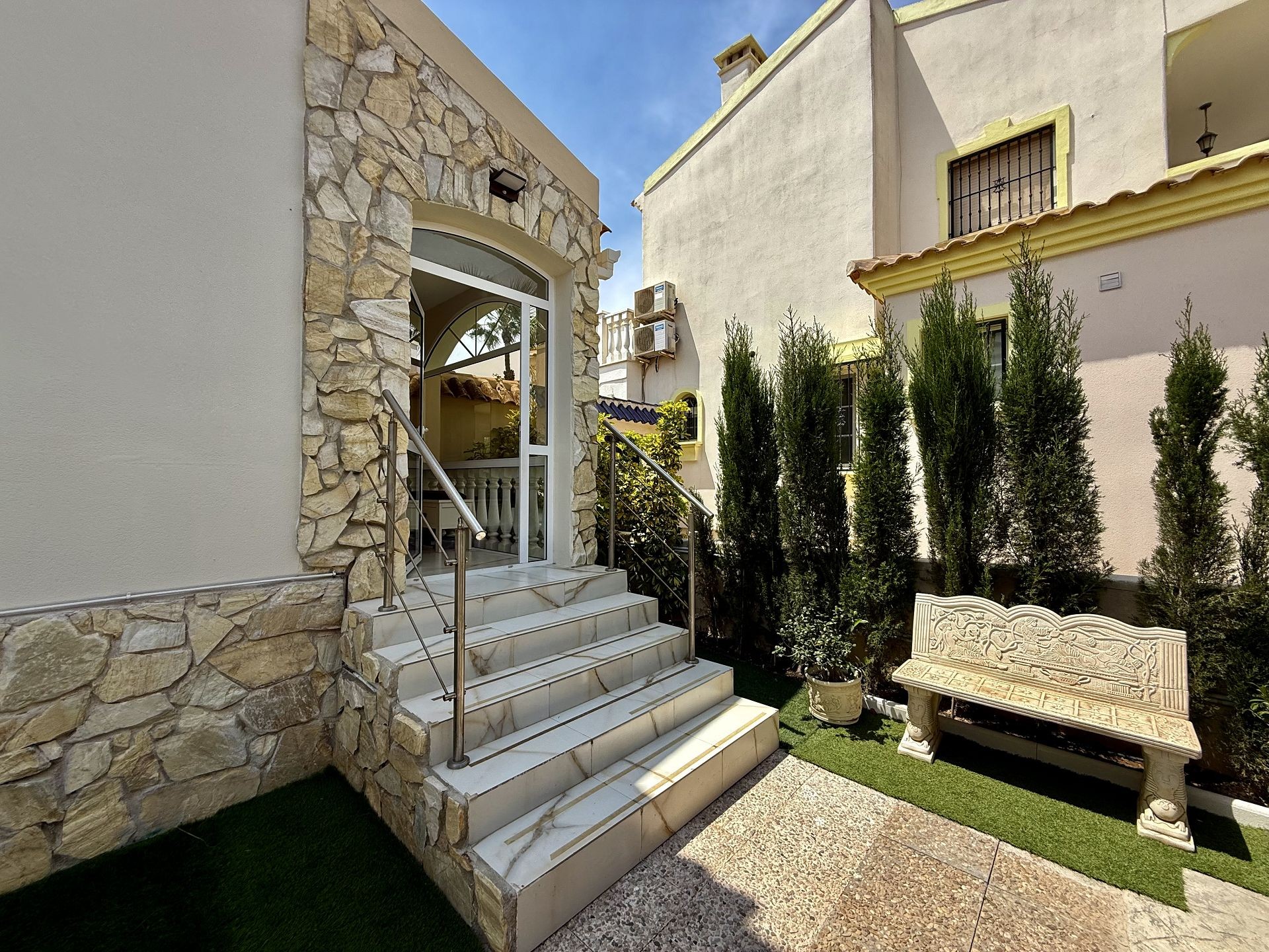 Garden in villa for sale in Orihuela Costa