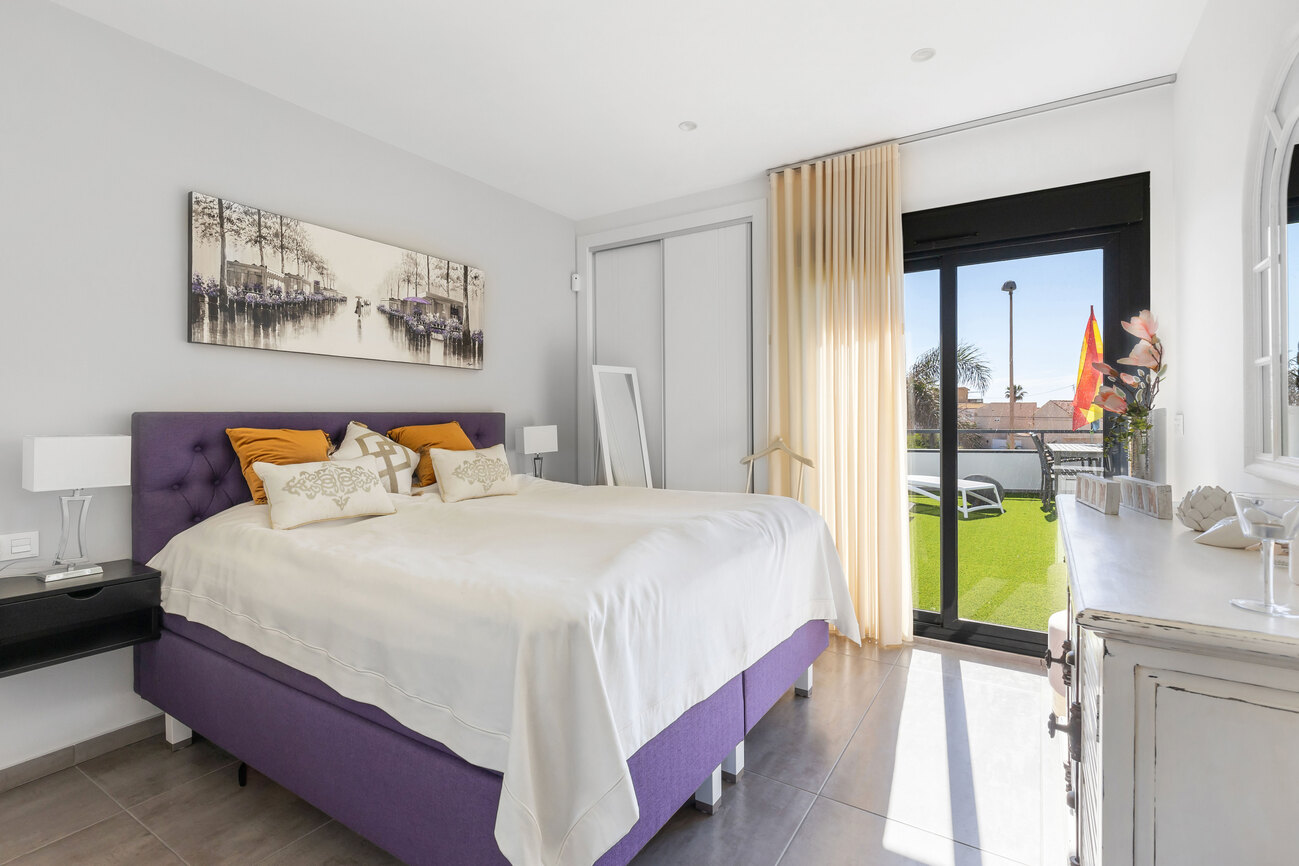 Bedroom in villa for sale in Torrevieja