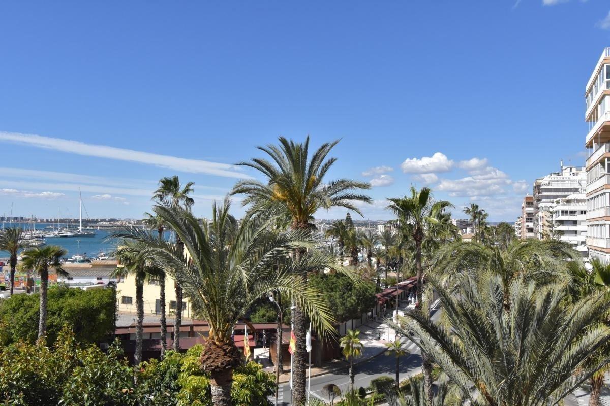 Bedroom in apartment for sale in Torrevieja