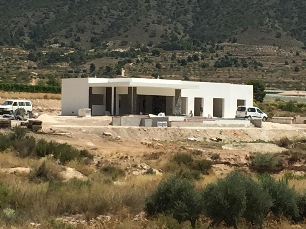 This off-plan villa offers a modern design with a 170 m² build area, featuring three bedrooms, two b