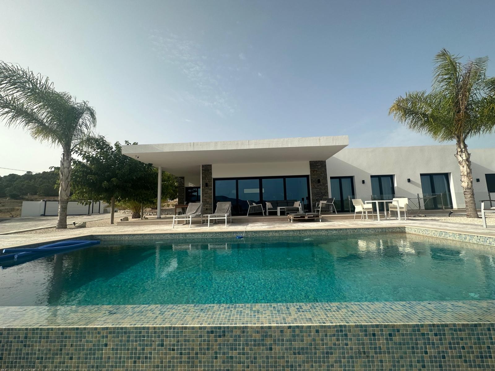 This off-plan villa offers a modern design with a 170 m² build area, featuring three bedrooms, two b