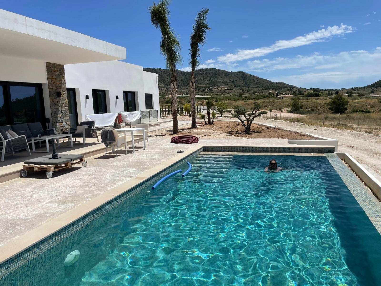 This off-plan villa offers a modern design with a 170 m² build area, featuring three bedrooms, two b