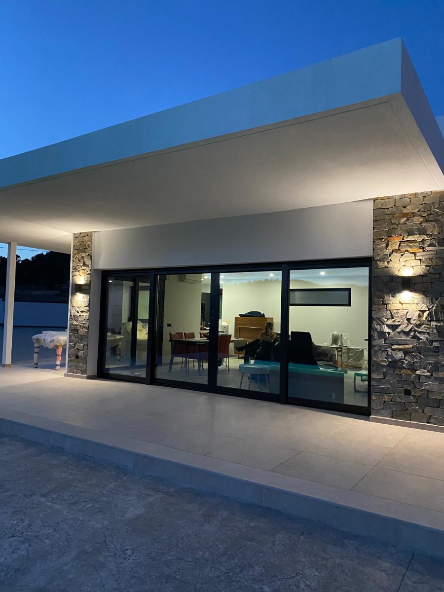 This off-plan villa offers a modern design with a 170 m² build area, featuring three bedrooms, two b