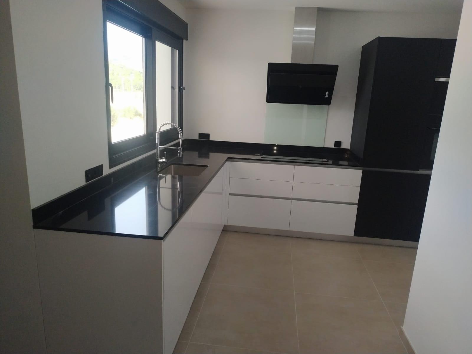 This off-plan villa offers a modern design with a 170 m² build area, featuring three bedrooms, two b