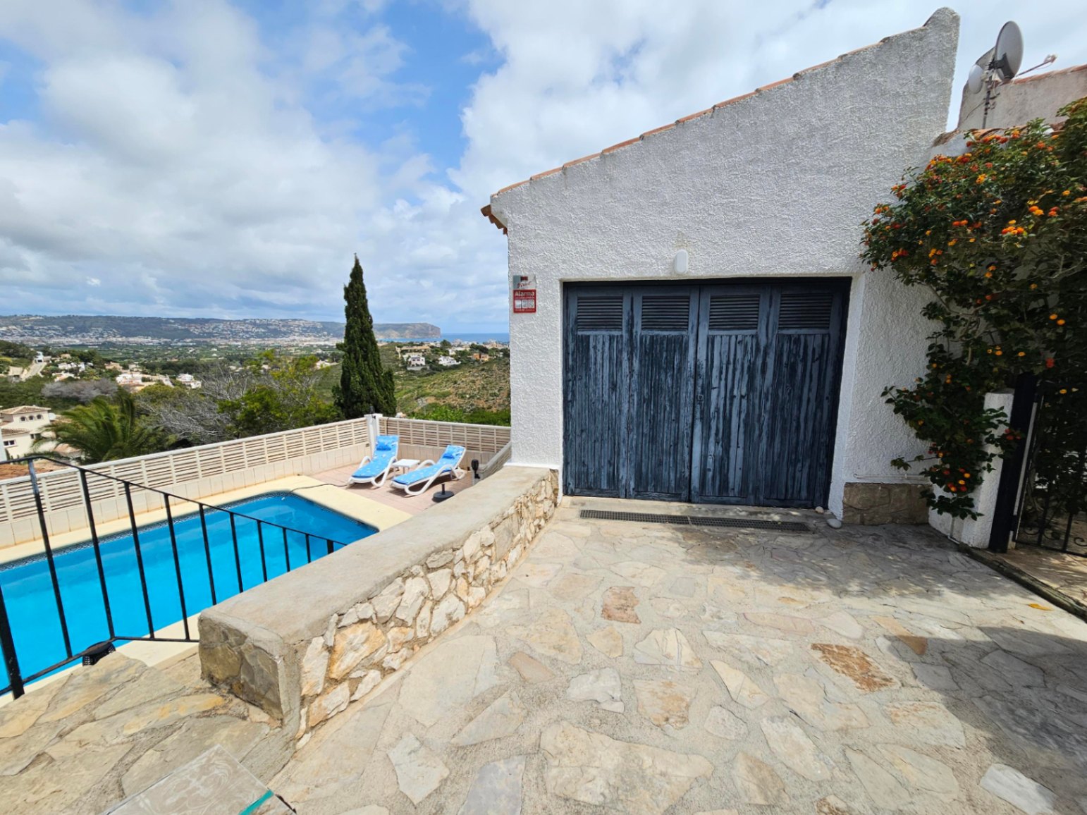 Master bedroom in villa for sale in javea