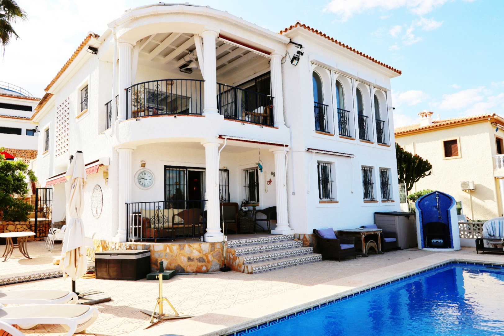 Pool area in villa for sale in la Nucia