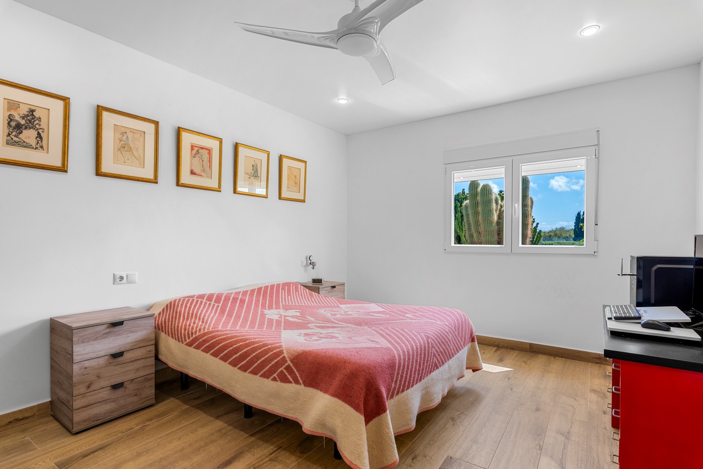 Master bedroom in villa for sale in Los Montesinos