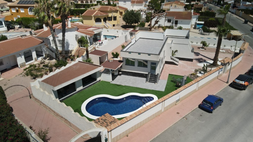 Stunning Fully Renovated Villa in the Heart of Ciudad QuesadaDiscover this beautifully renovated, de