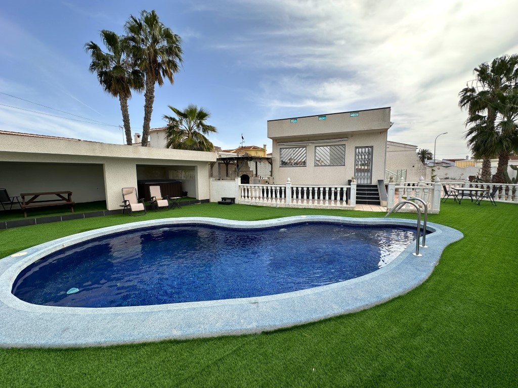 Stunning Fully Renovated Villa in the Heart of Ciudad QuesadaDiscover this beautifully renovated, de