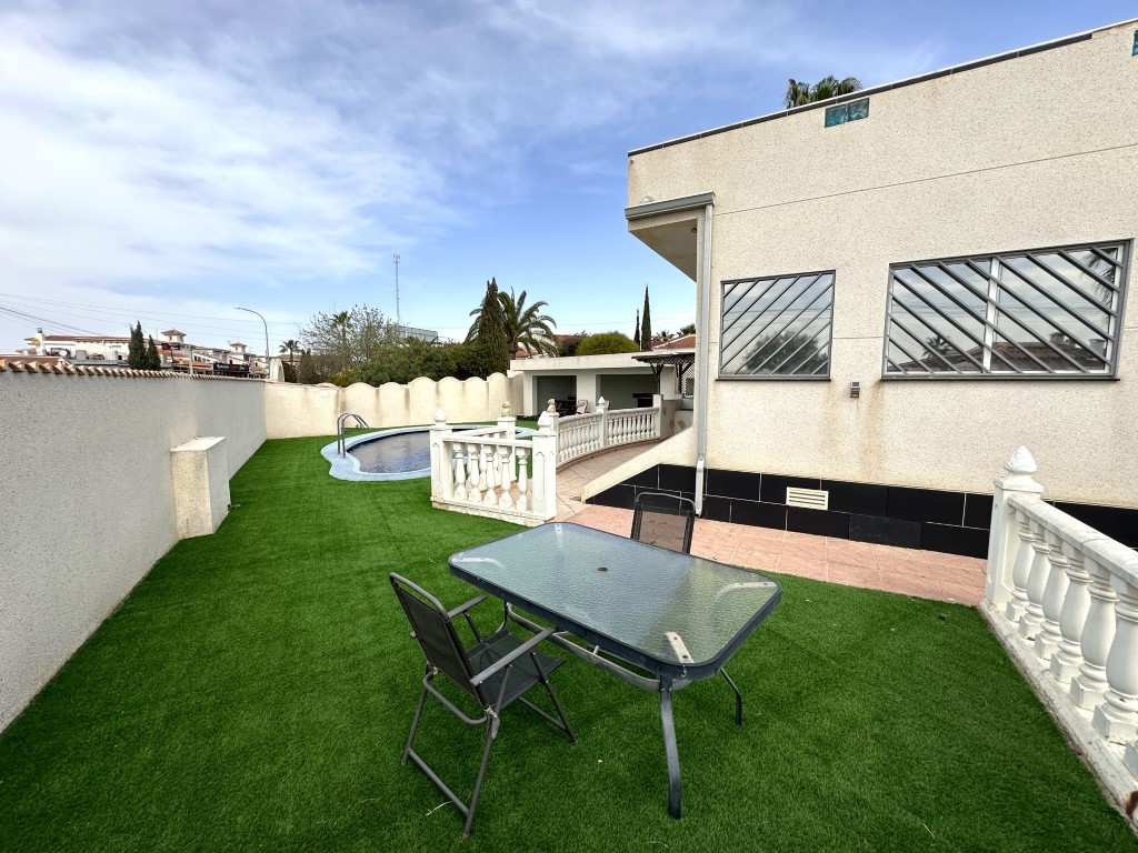 Stunning Fully Renovated Villa in the Heart of Ciudad QuesadaDiscover this beautifully renovated, de