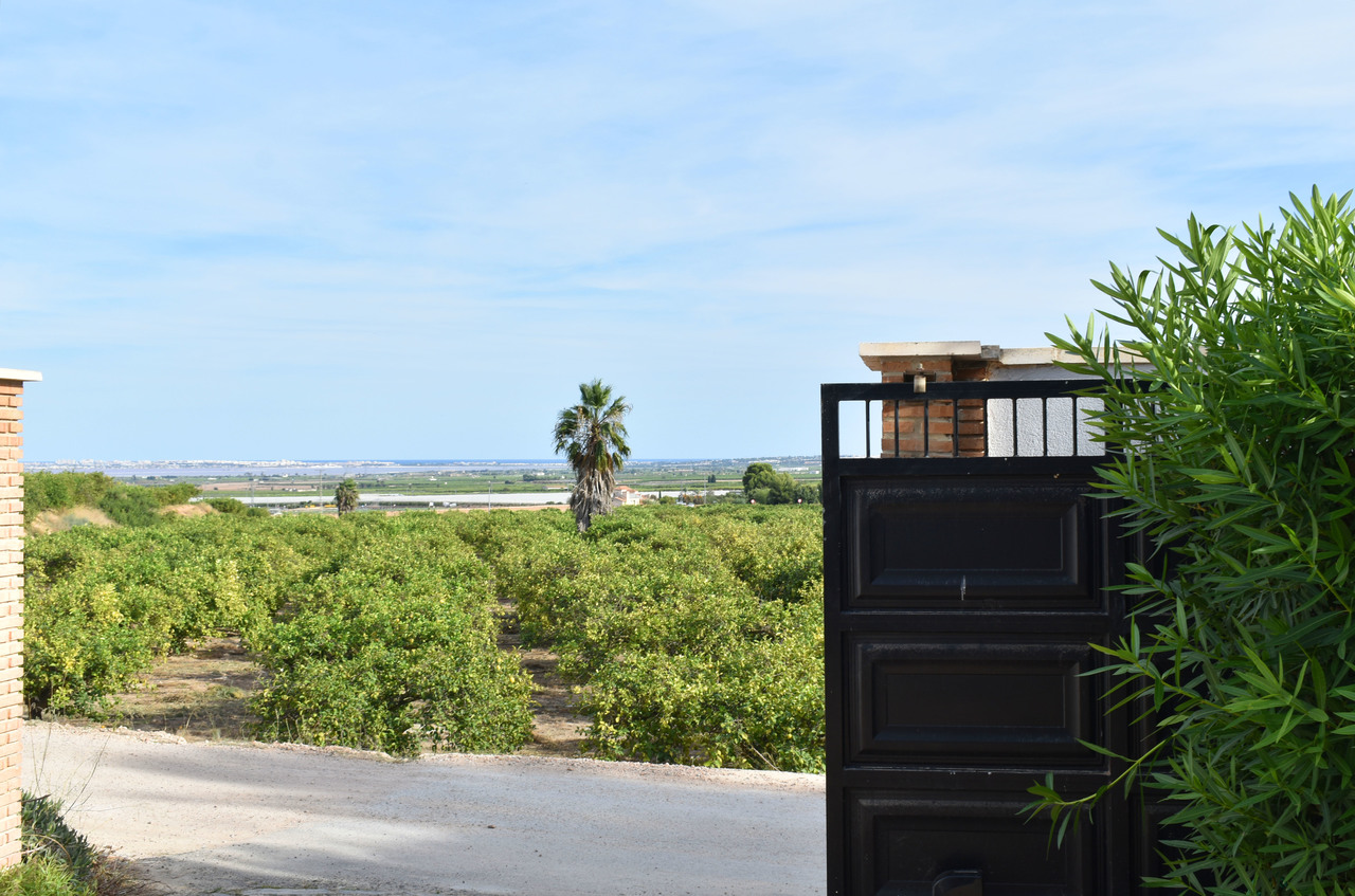 Fantastic spacious villa in green surroundings with proximity to popular golf courses