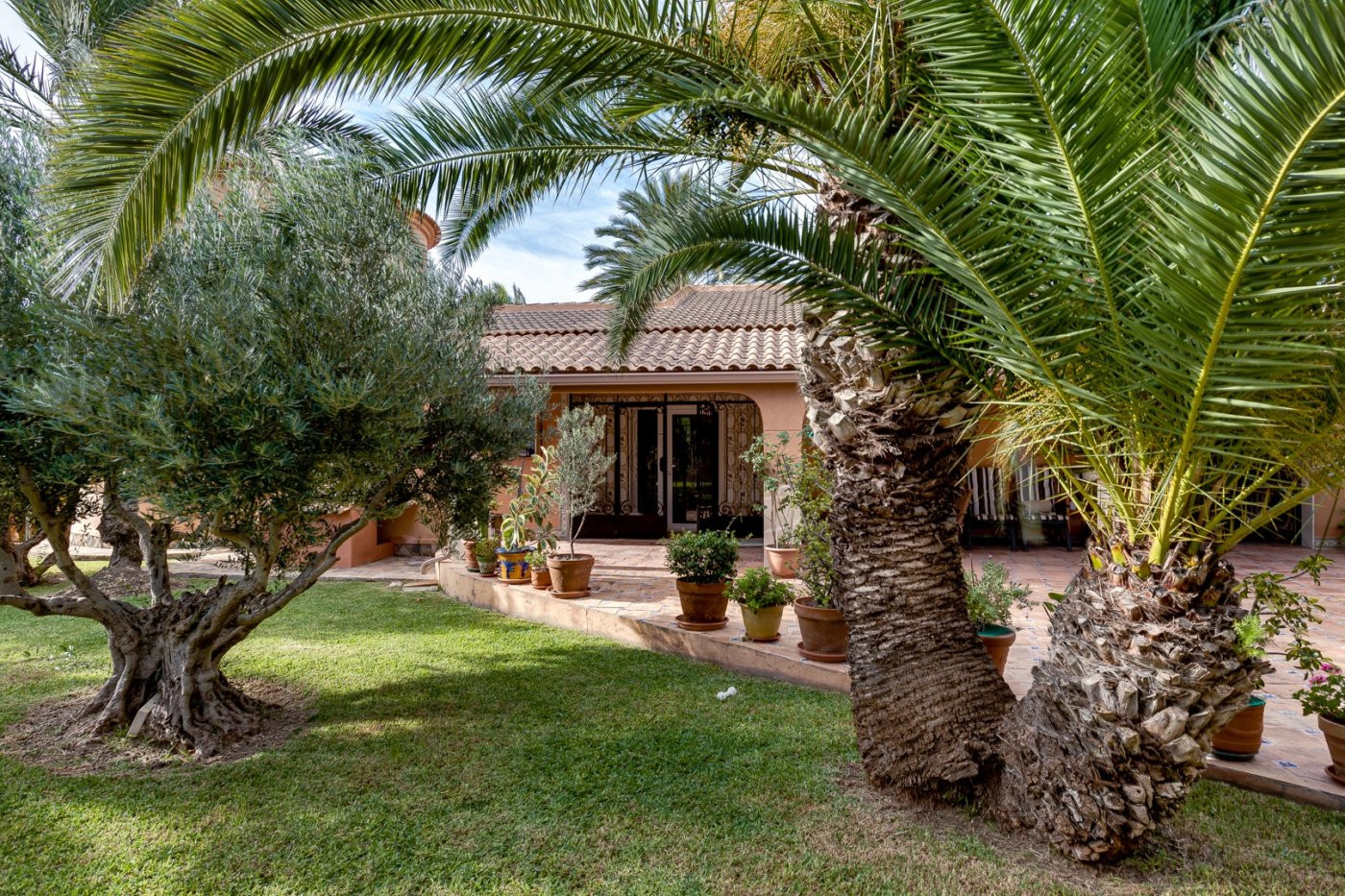 Master bedroom in villa for sale in Torrevieja