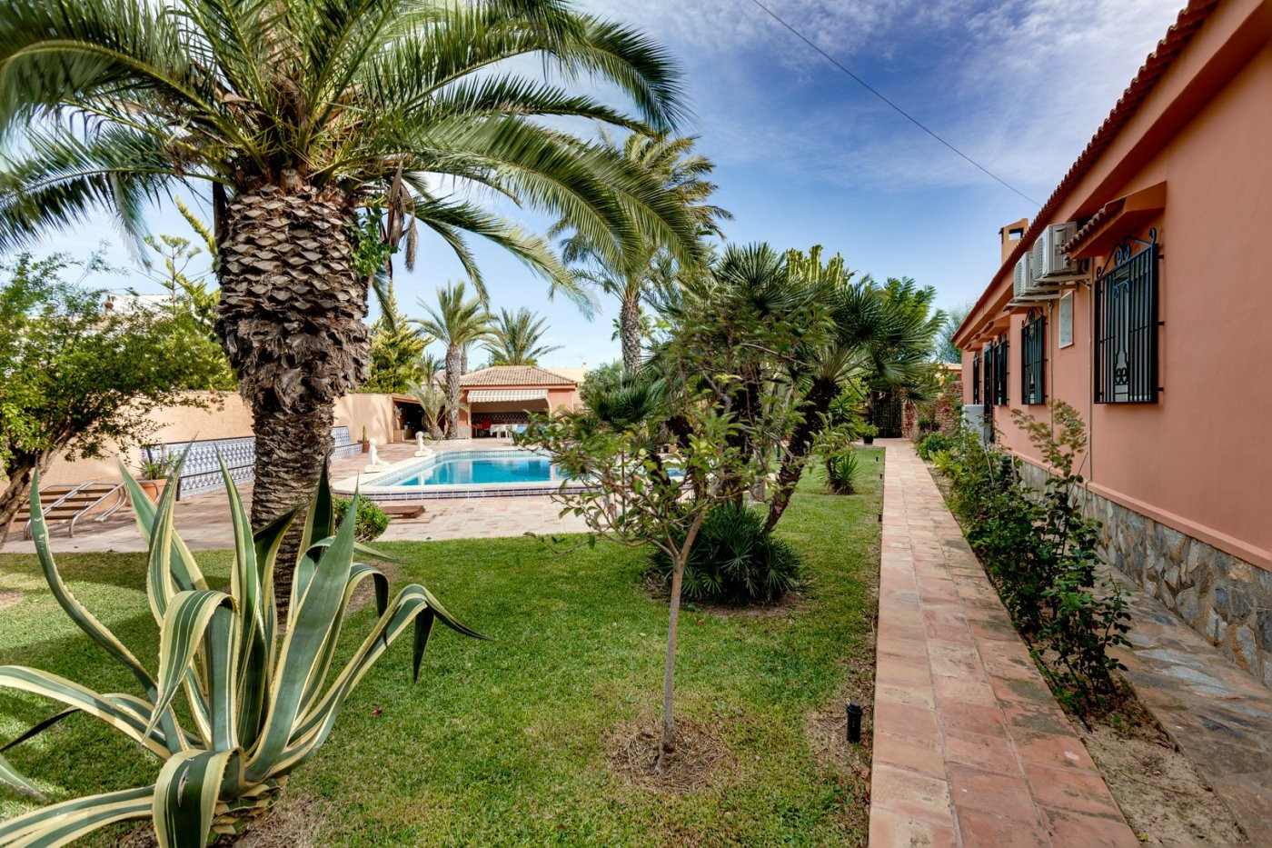 Garden in villa for sale in Torrevieja