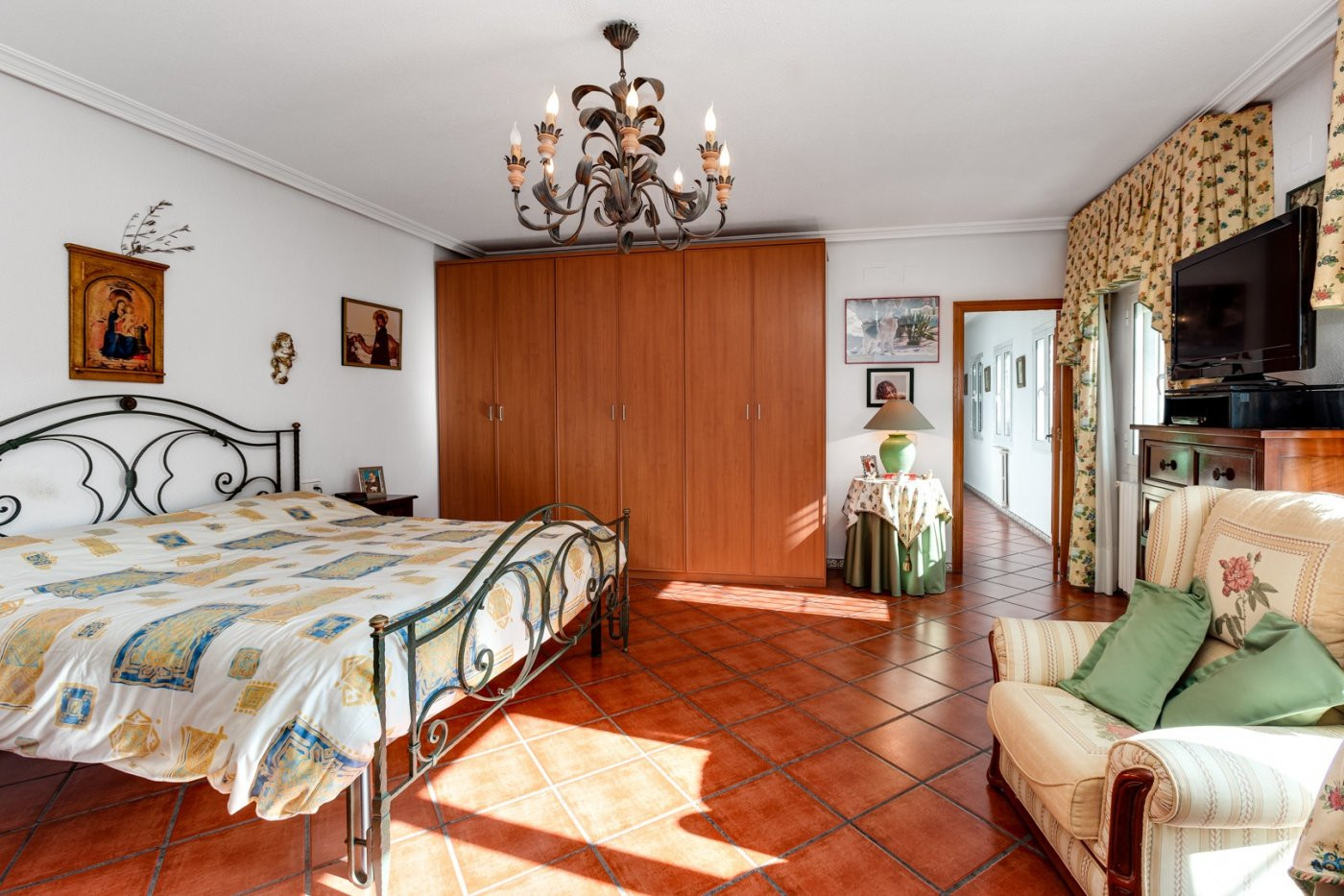 Master bedroom in villa for sale in Torrevieja