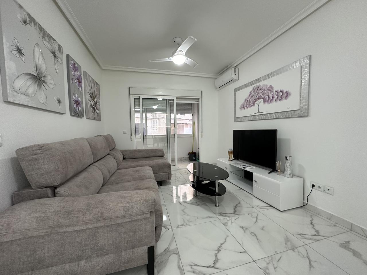 PRIME LOCATION 50m from Playa del Cura, Torrevieja beach is this elevated ground floor apartment