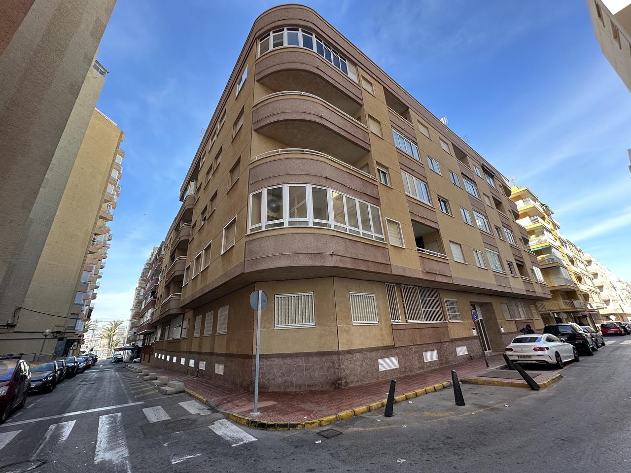 PRIME LOCATION 50m from Playa del Cura, Torrevieja beach is this elevated ground floor apartment