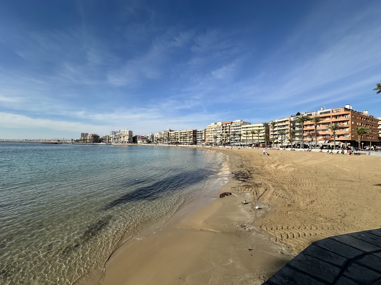 PRIME LOCATION 50m from Playa del Cura, Torrevieja beach is this elevated ground floor apartment