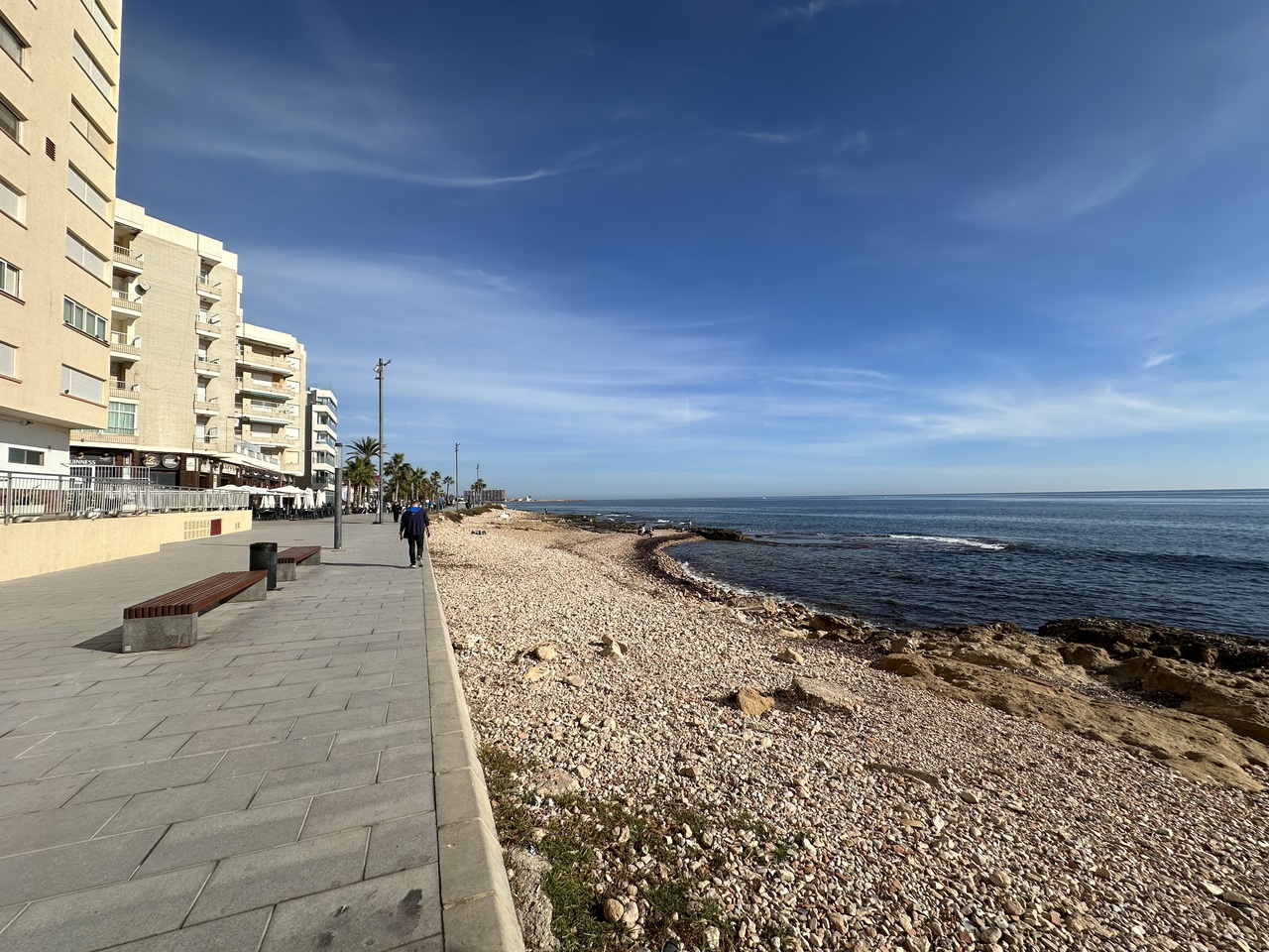 PRIME LOCATION 50m from Playa del Cura, Torrevieja beach is this elevated ground floor apartment