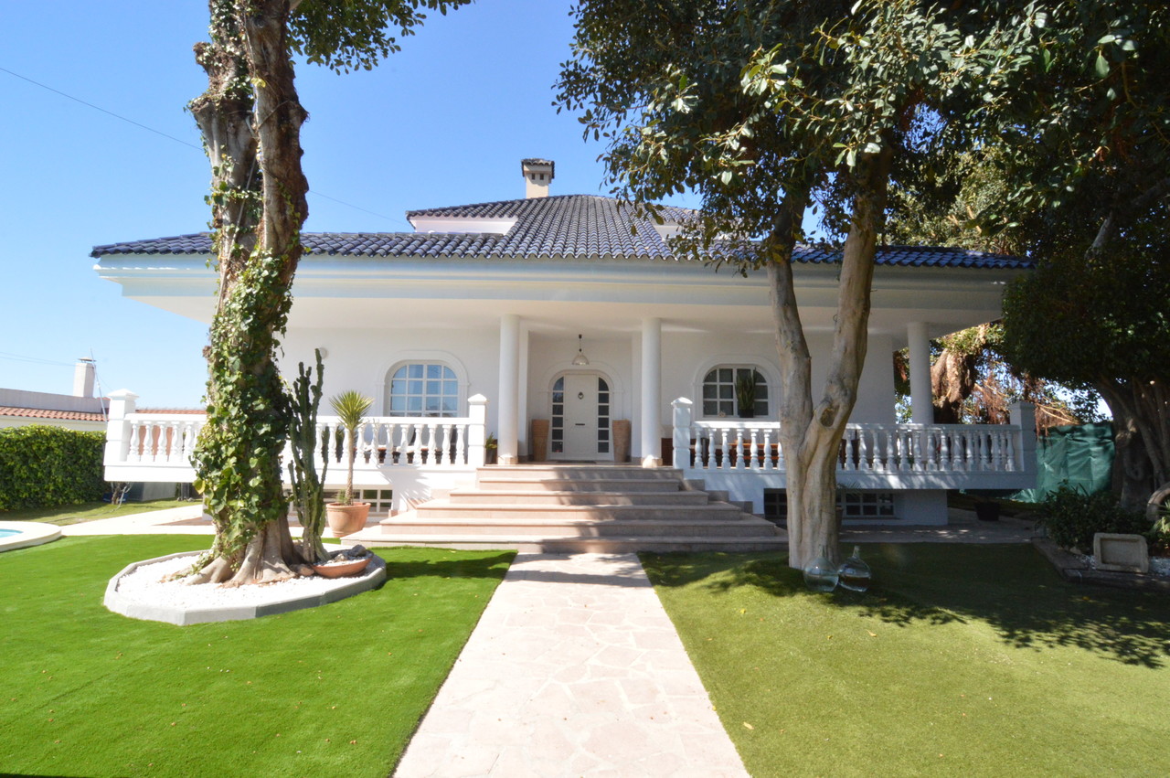 Dining area in villa for sale in Torrevieja