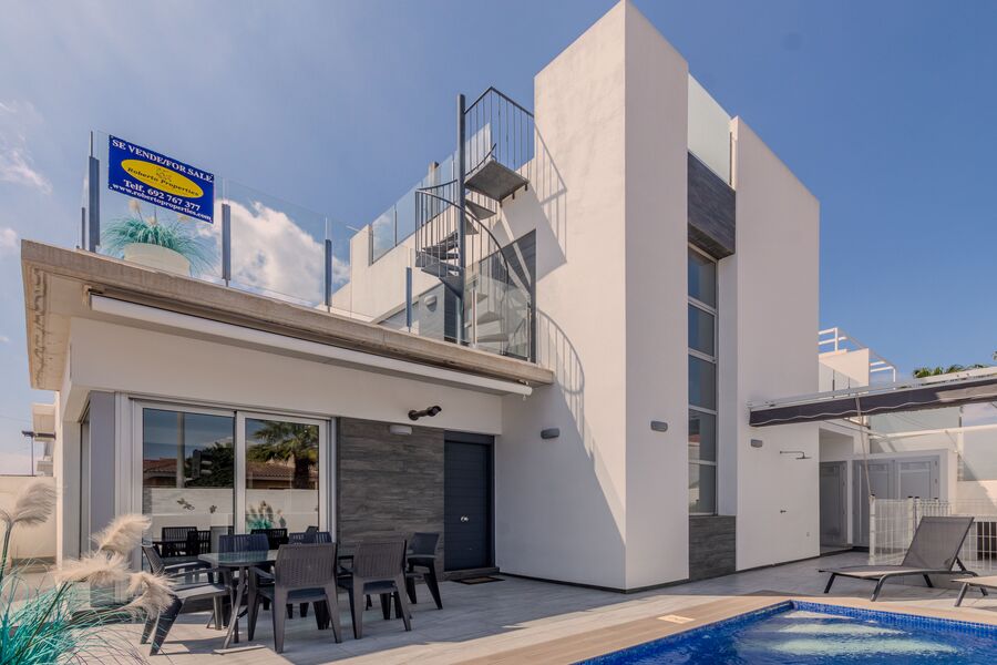 Perfectly situated this beautifully designed and built modern property is a unique opportunity arriv