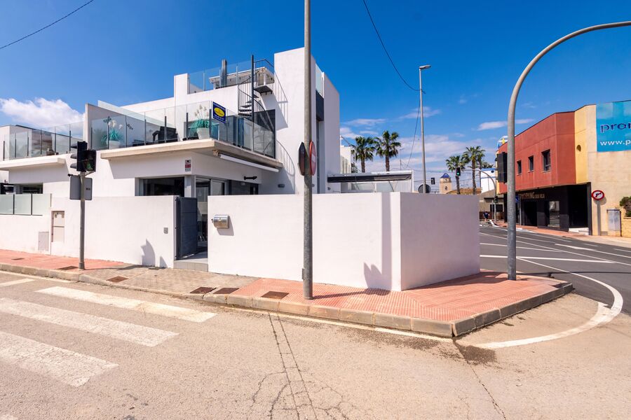 Dining area in villa for sale in Daya Vieja