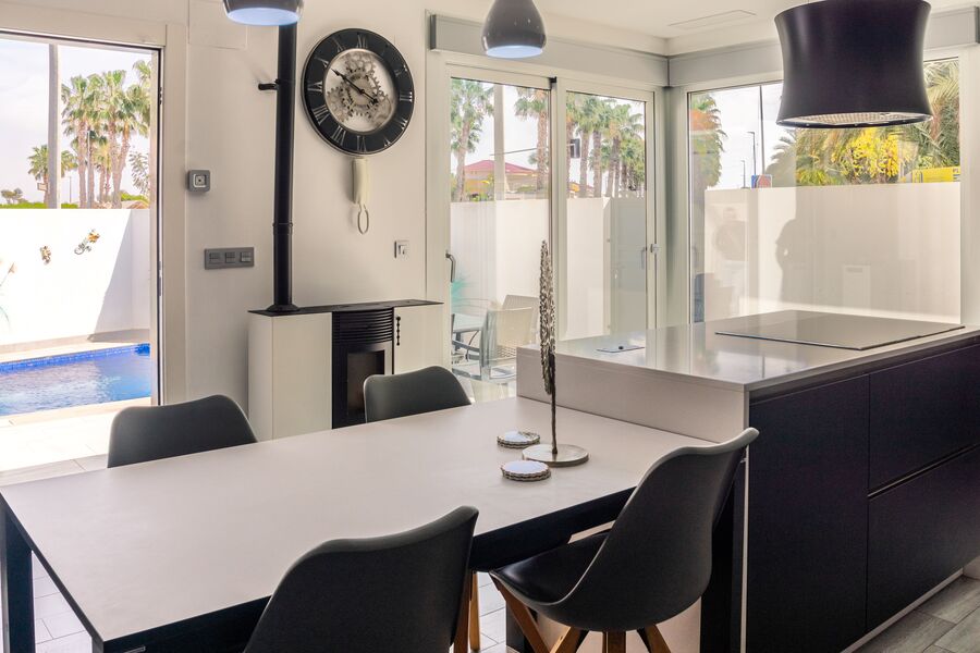 Perfectly situated this beautifully designed and built modern property is a unique opportunity arriv