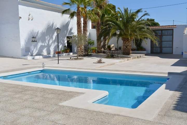 This wonderful villa in Torre del Rico, has approximately 1000 meters built