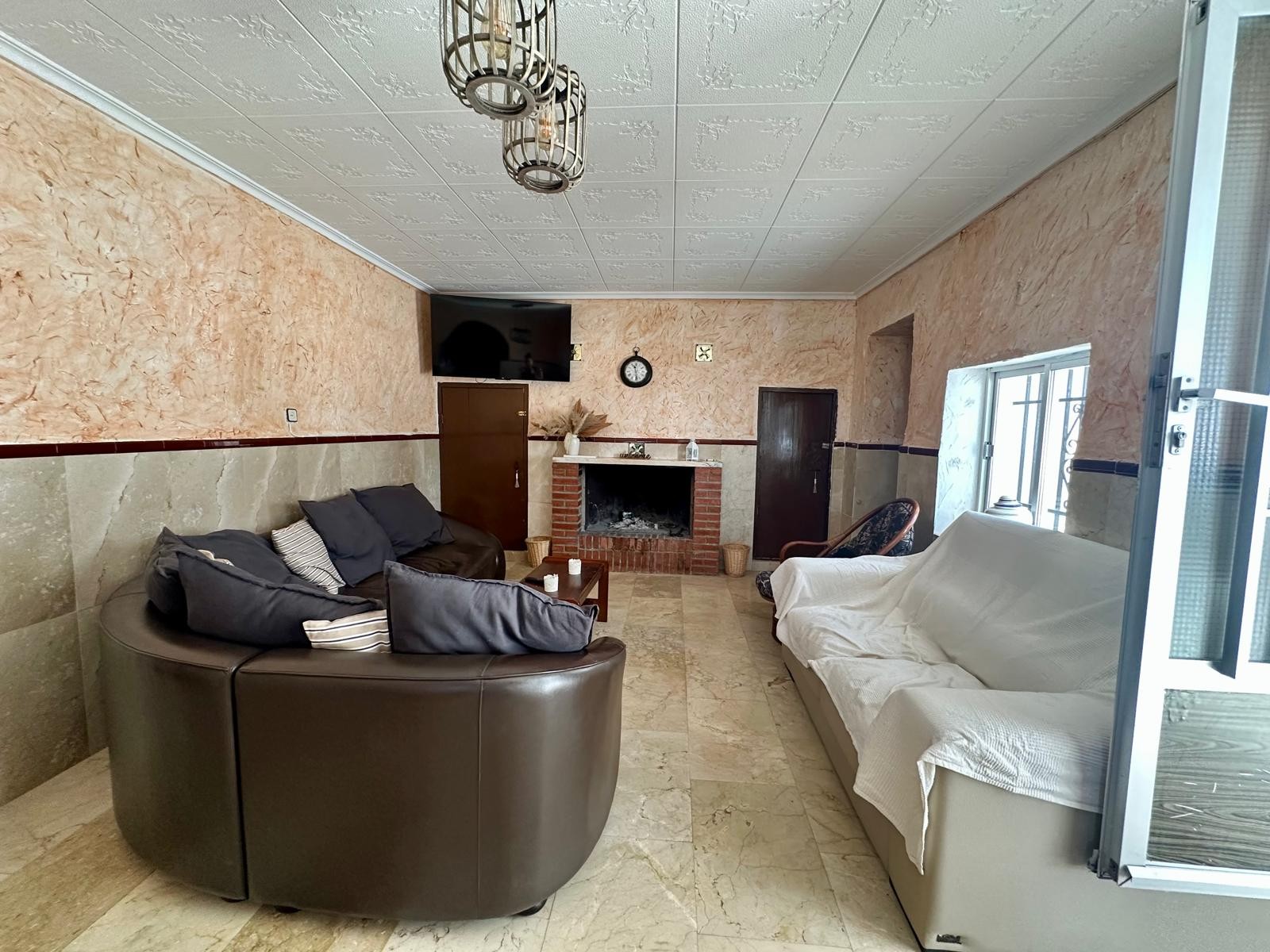 This wonderful villa in Torre del Rico, has approximately 1000 meters built