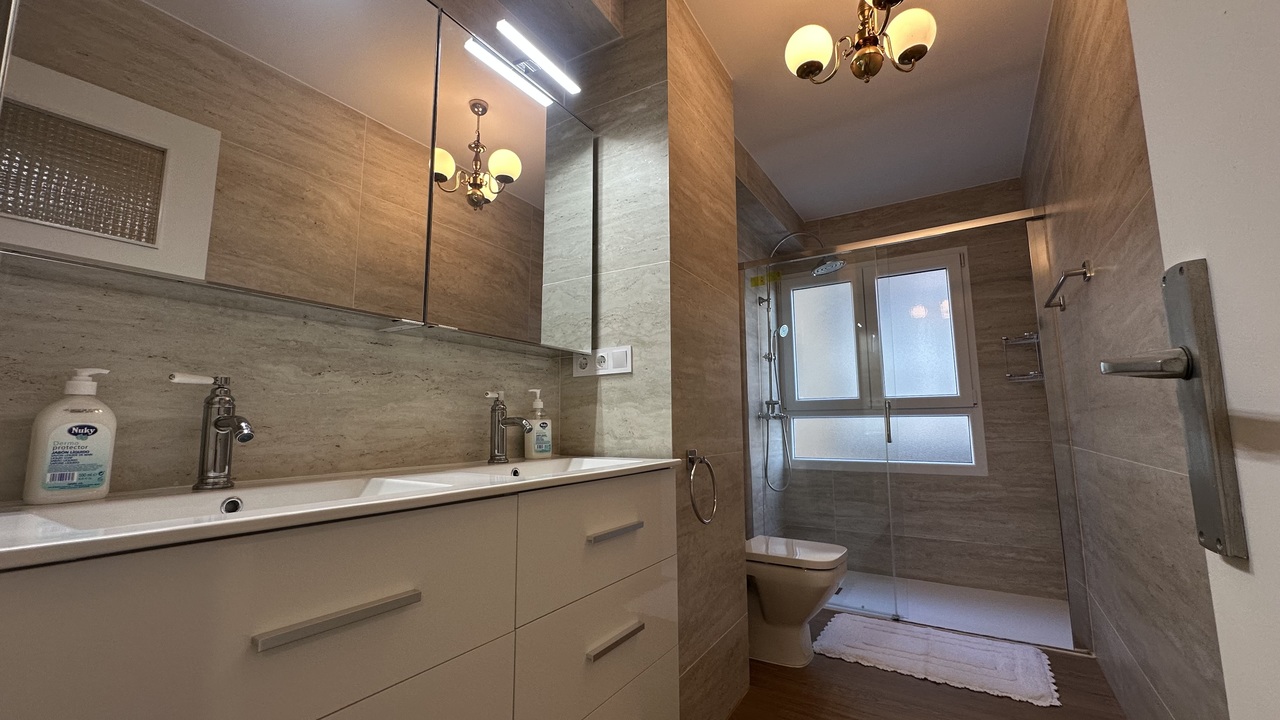 Bedroom in apartment for sale in Torrevieja