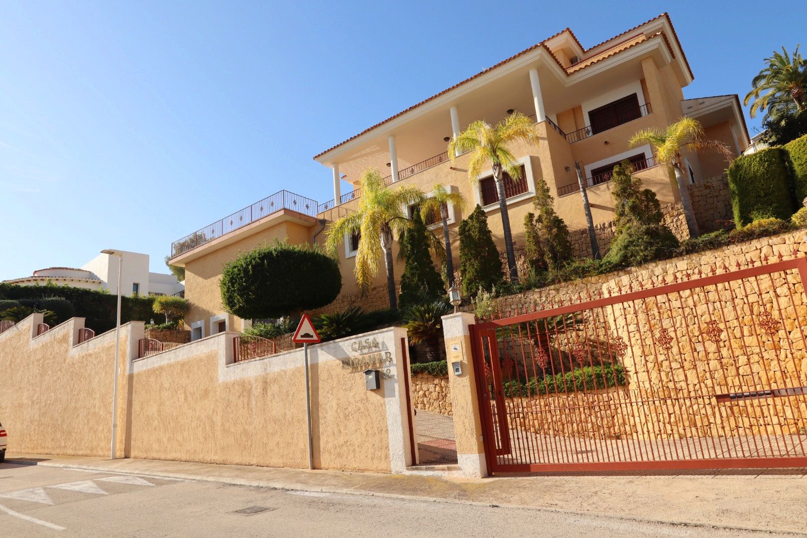Located in one of the most prestigious areas of Altea, this spectacular villa offers the perfect bal