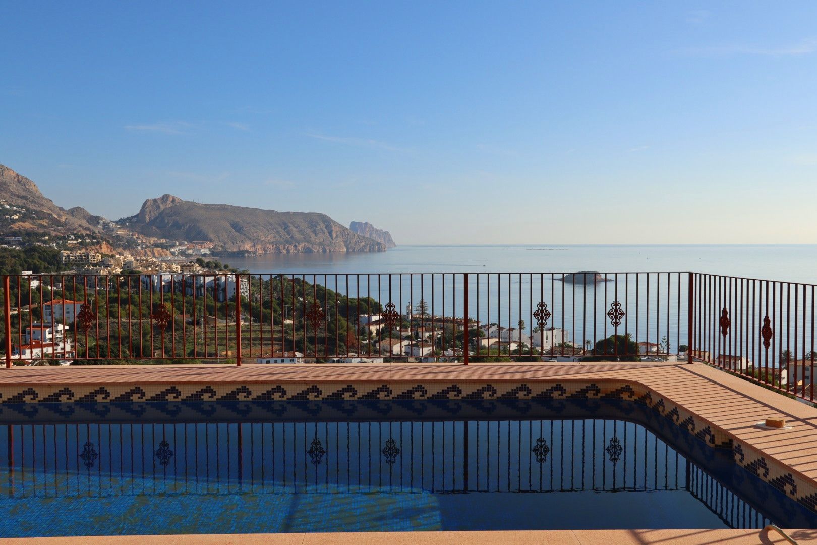 Located in one of the most prestigious areas of Altea, this spectacular villa offers the perfect bal