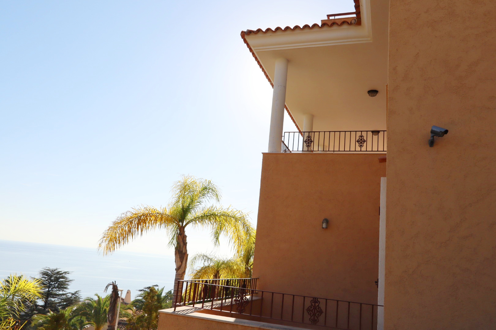 Located in one of the most prestigious areas of Altea, this spectacular villa offers the perfect bal