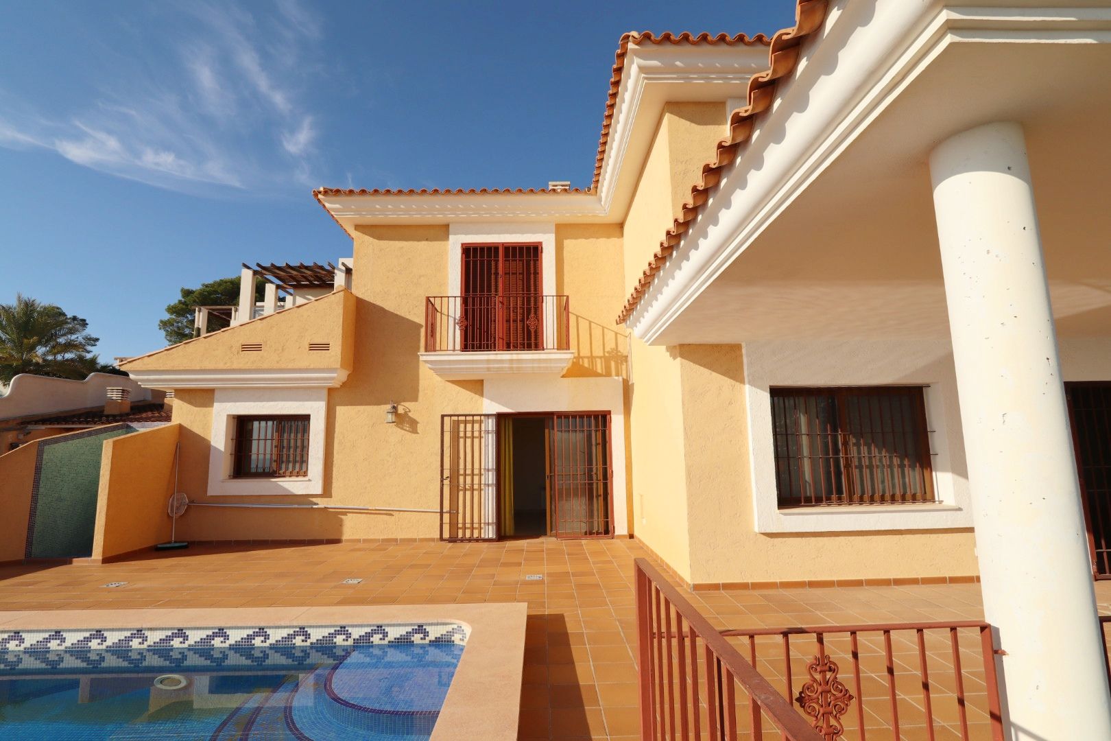Located in one of the most prestigious areas of Altea, this spectacular villa offers the perfect bal