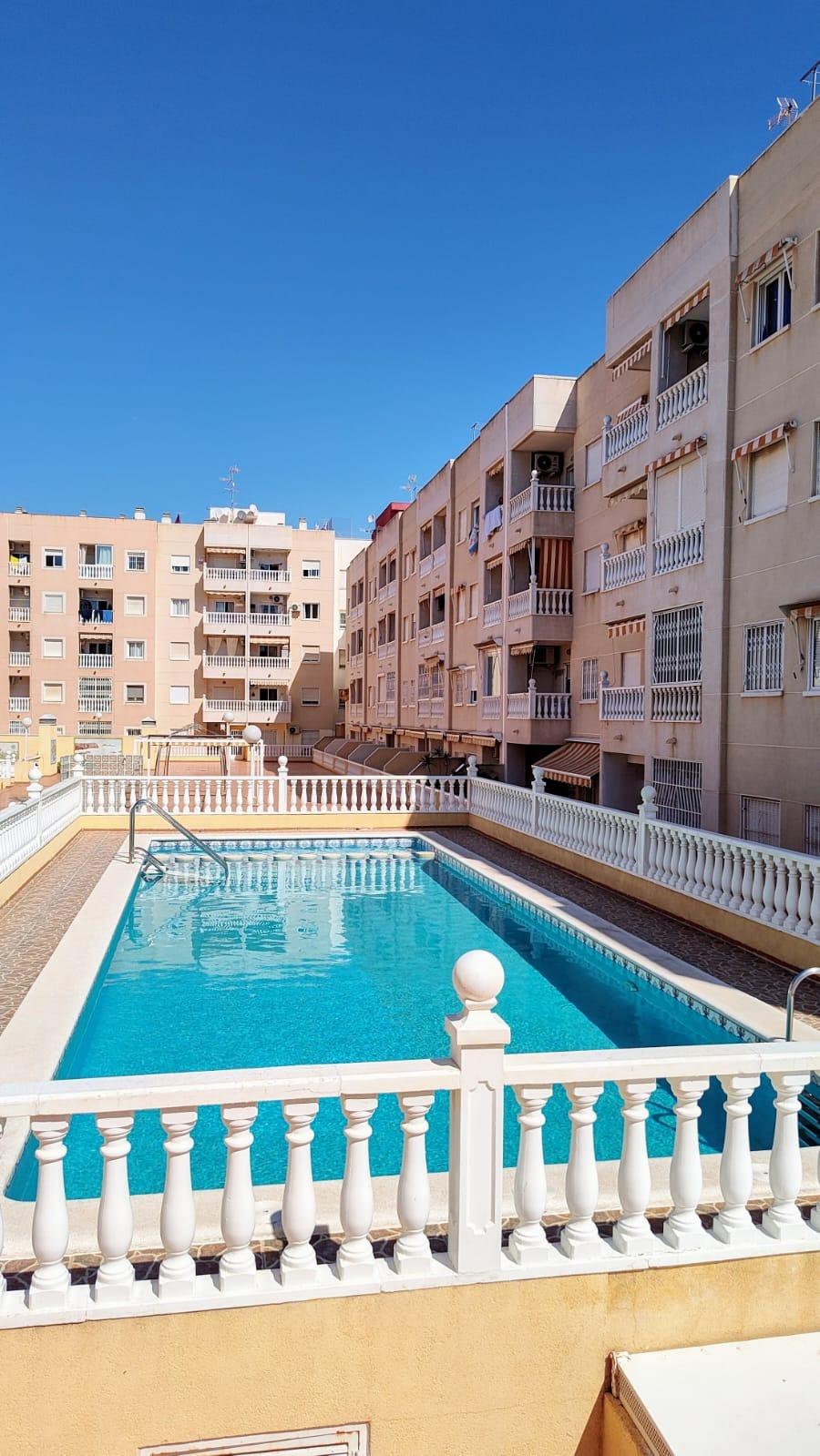 We present this central apartment located in the city of Torrevieja, in an urban area close to shops