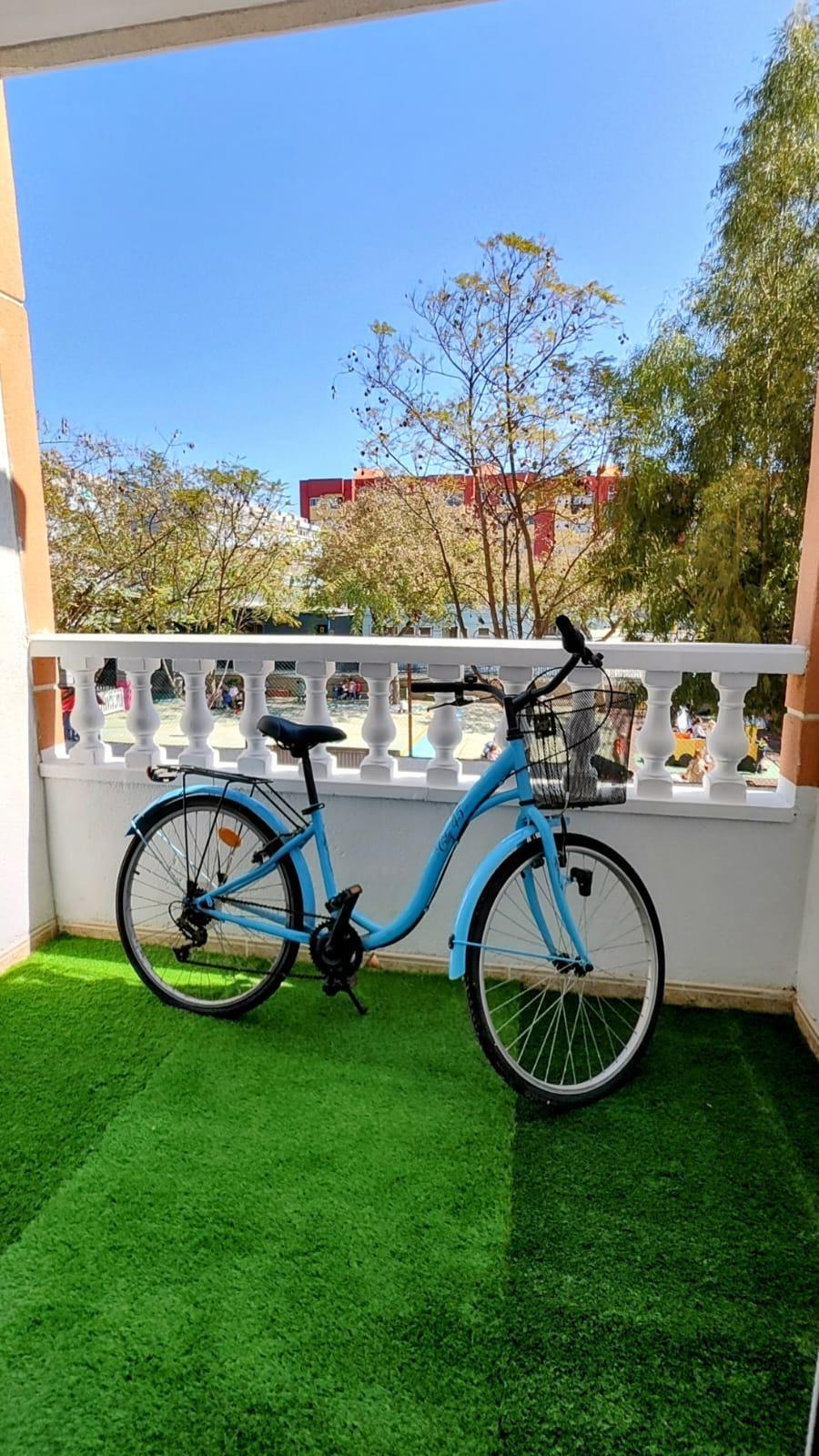 We present this central apartment located in the city of Torrevieja, in an urban area close to shops