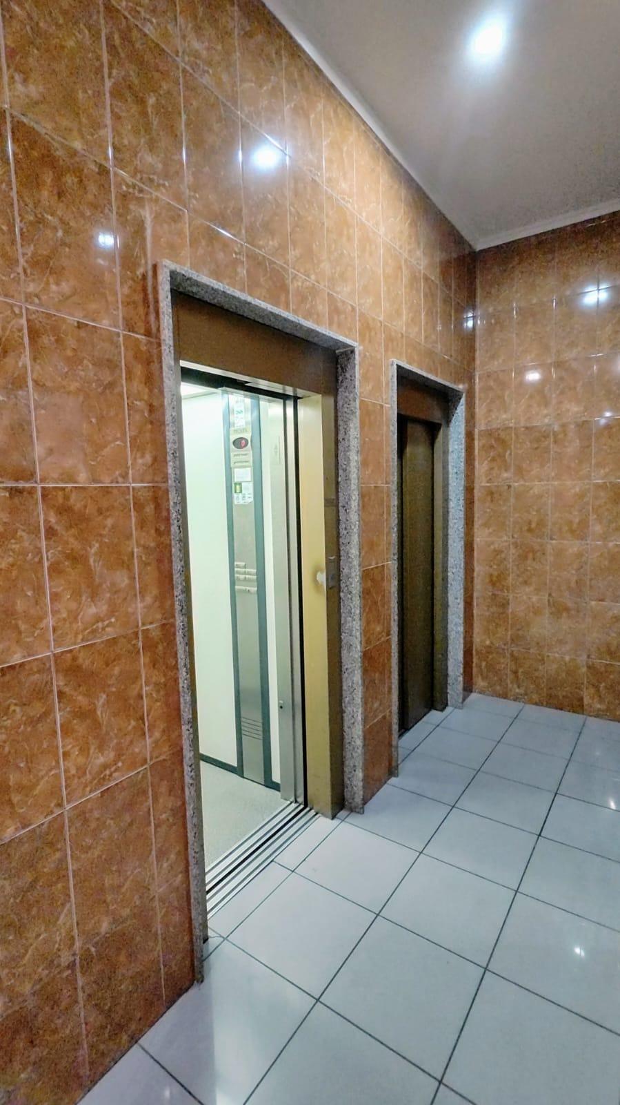 We present this central apartment located in the city of Torrevieja, in an urban area close to shops