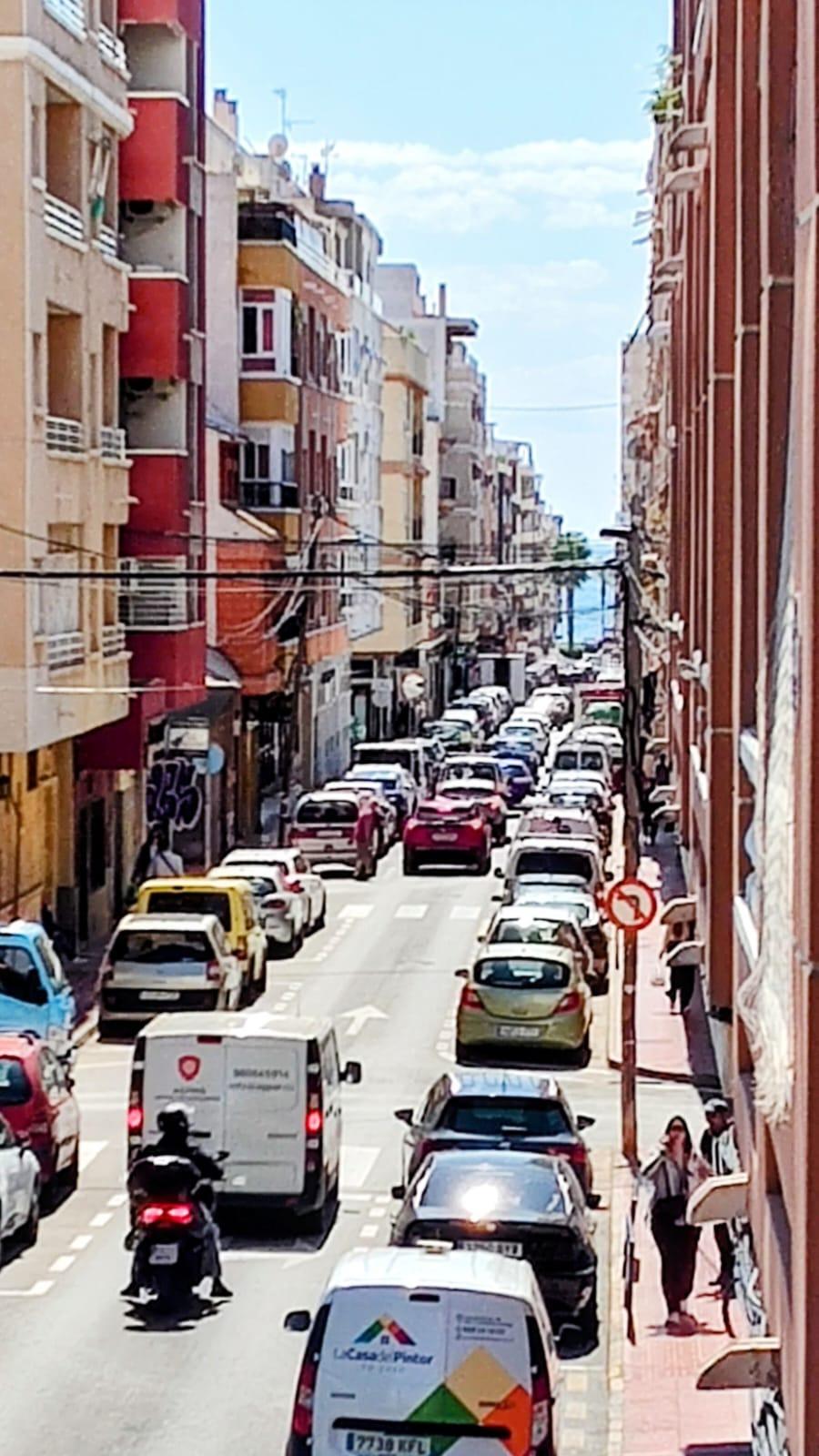 We present this central apartment located in the city of Torrevieja, in an urban area close to shops