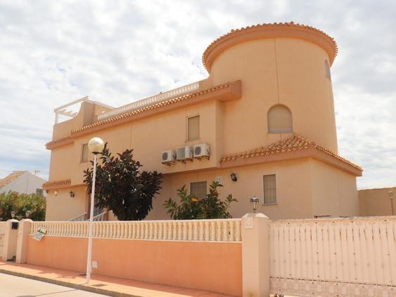 Master bedroom in villa for sale in La Manga del Mar Menor