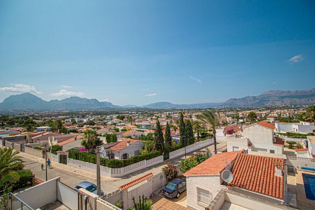 Dining area in villa for sale in Alfas del Pi