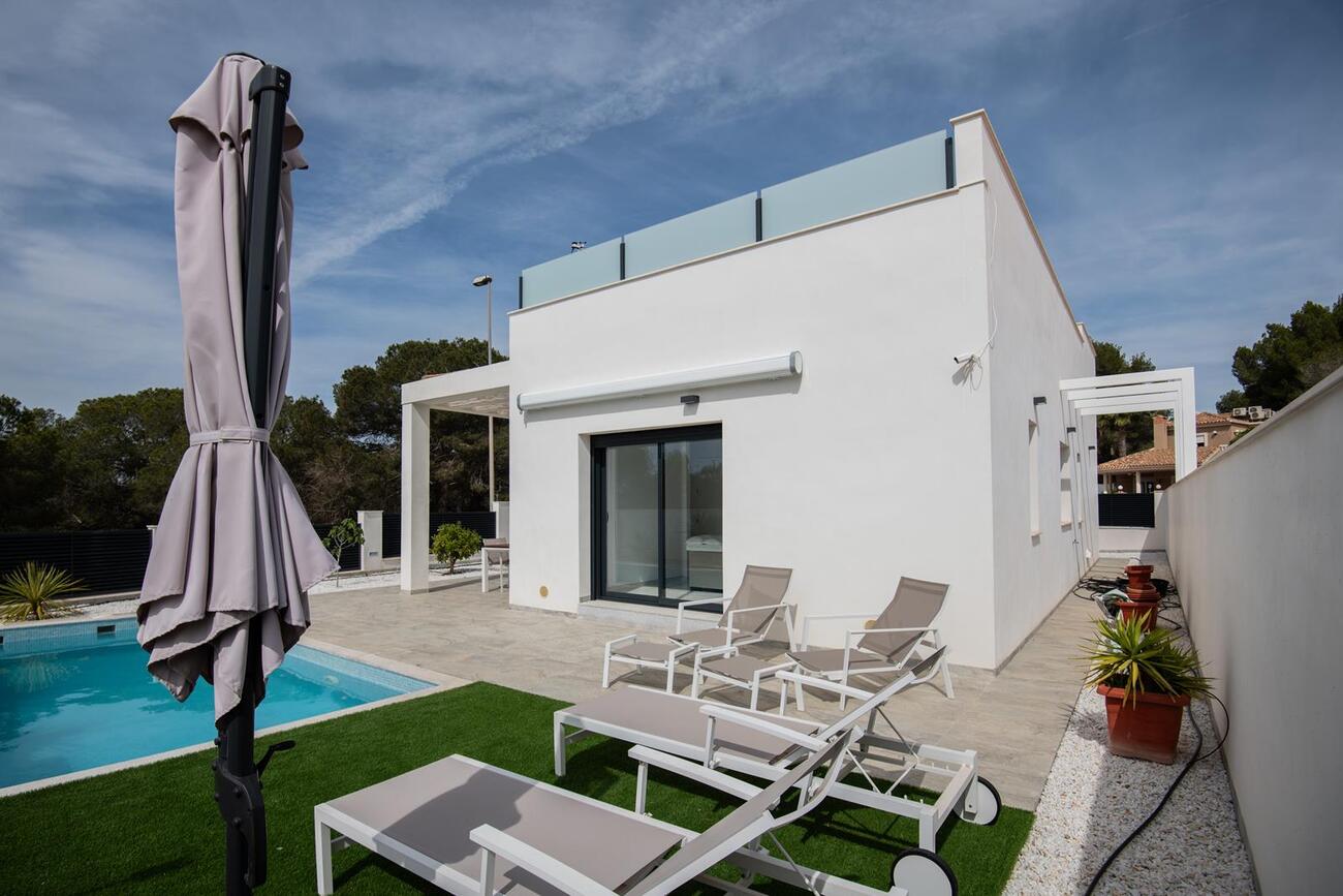 Garden in villa for sale in Pinar de Campoverde
