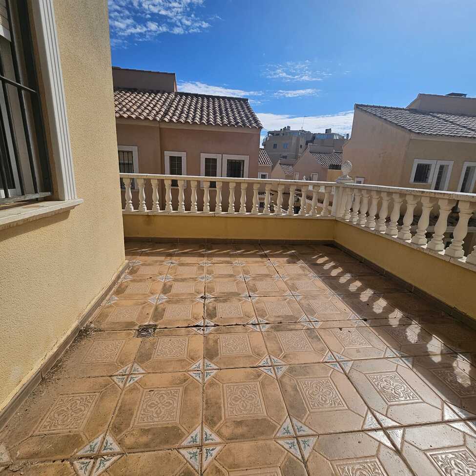 Terrace in villa for sale in Guardamar del Segura