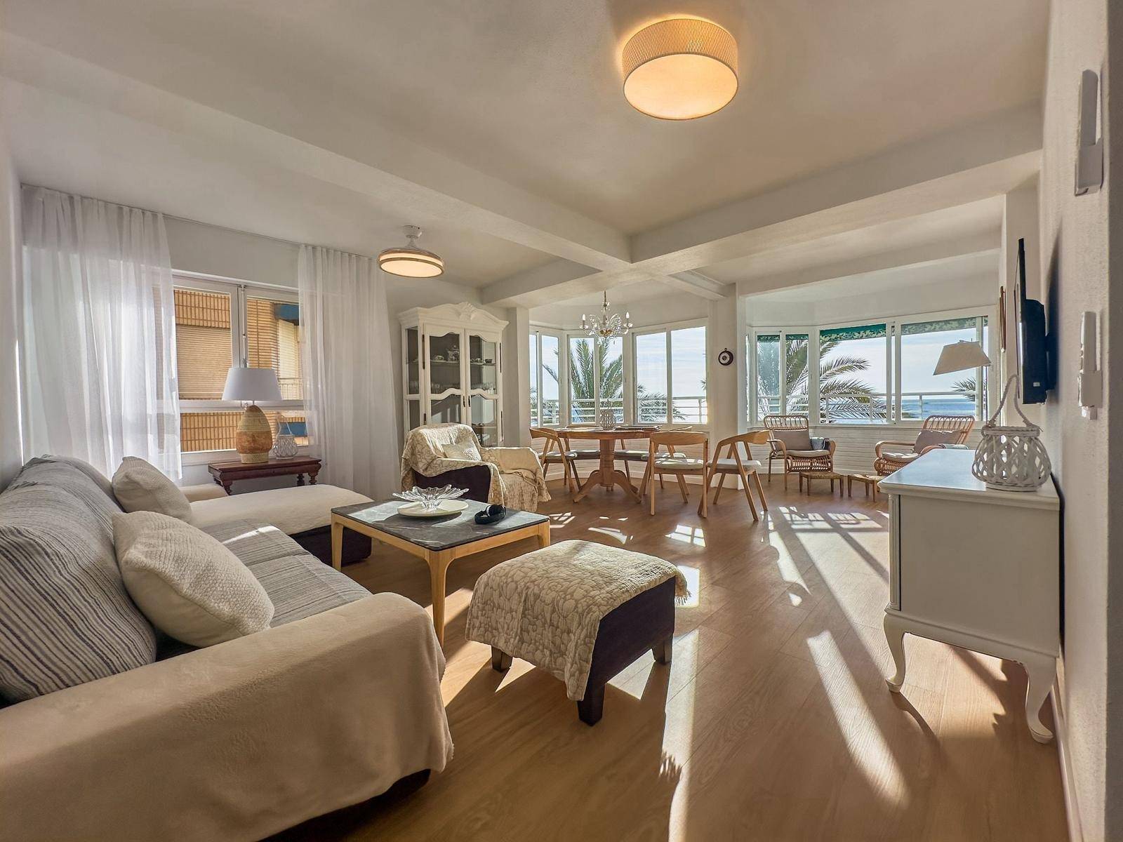 Exclusive Renovated Apartment in the Center of Torrevieja – First Line with Sea Views 🌊Discover thi