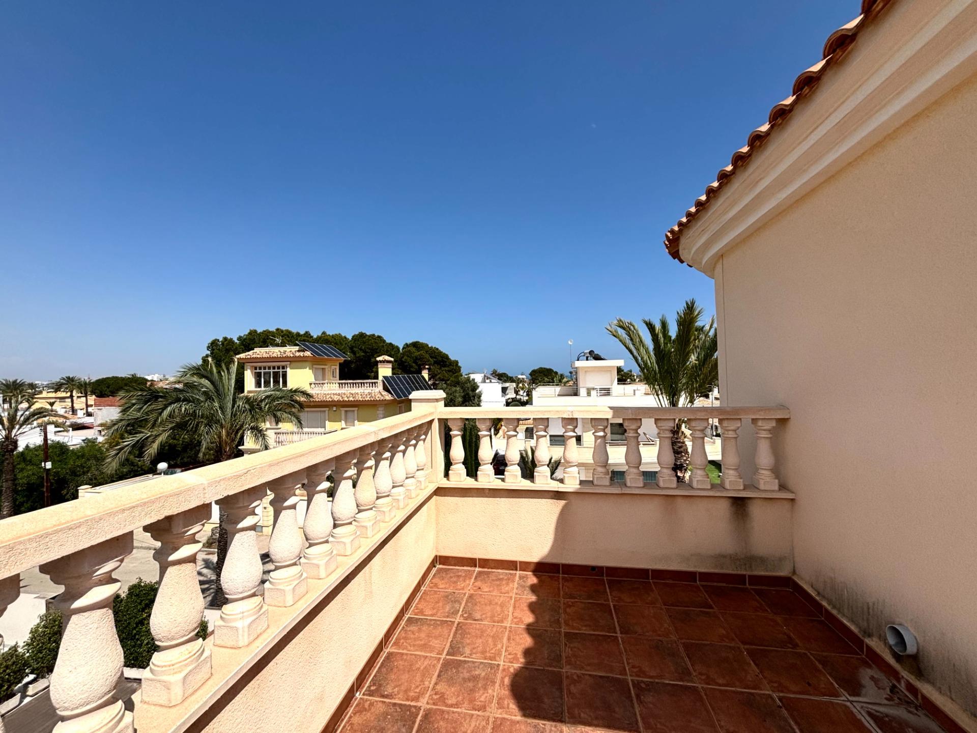 Kitchen in villa for sale in Cabo Roig