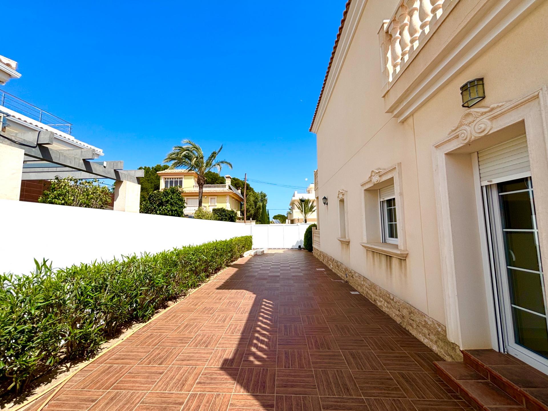 Garden in villa for sale in Cabo Roig
